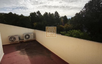 Просторный бунгало с общим бассейном и теннисным кортом, расположенный рядом с гольф-клубом.